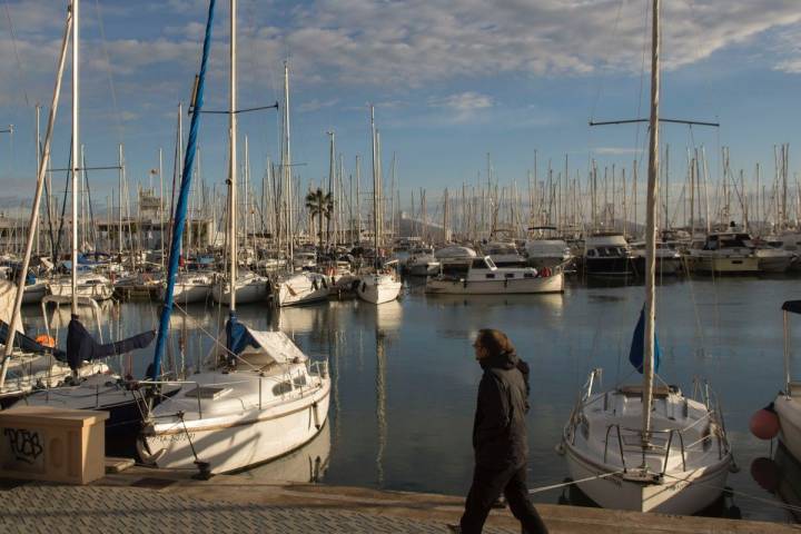 Es inevitable disfrutar de la caída del sol en el puerto mallorquín.