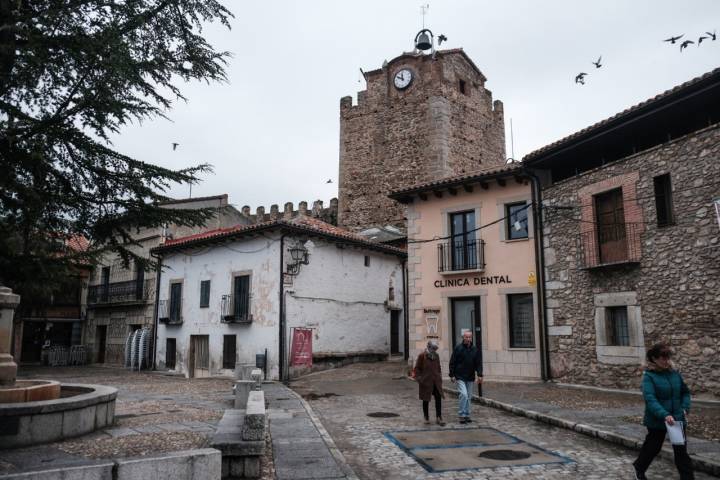 Desde la Plaza de la Constitución se puede ver, al fondo, la Torre del Reloj.