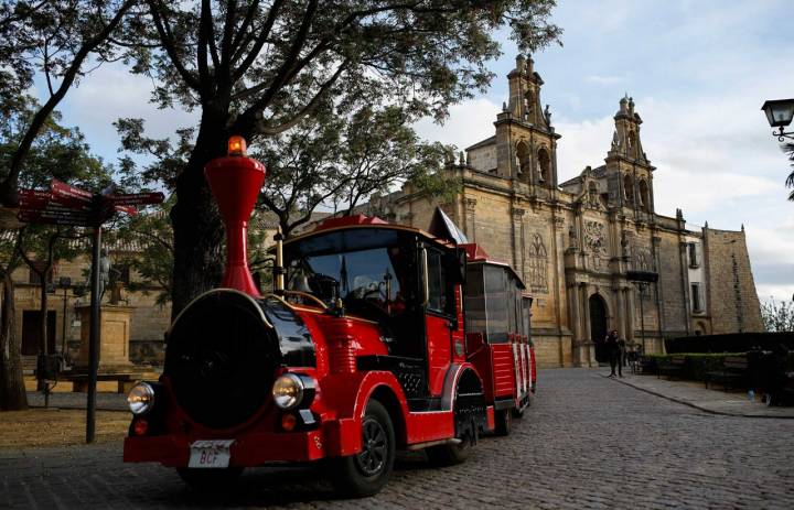 La basílica de Santa María de los Reales Alcázares detrás del tren turístico que recorre la localidad.