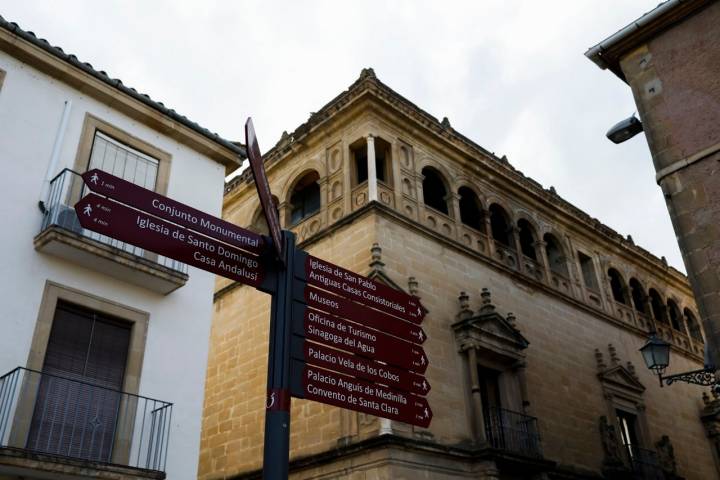 Las alternativas turísticas son múltiples. En segundo plano, el palacio Vela de Cobos.