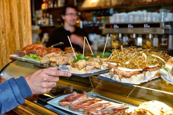 Las lustrosas barras de pinchos de 'El Mesón'.