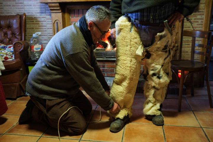 Serafín ayuda a su hermano Pedro a vestirse, ritual que puede durar hasta una hora.