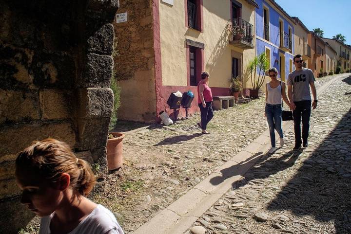 En la calle principal, ya rehabilitada, destacan las casas de colores.