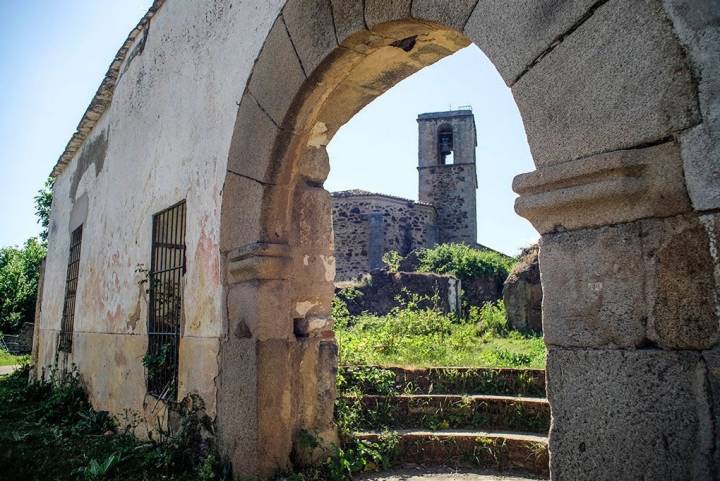 Su iglesia evoca las costumbres de otra época.