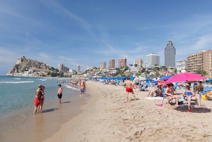 La Cala de la playa del Poniente, un oasis de los lugareños.