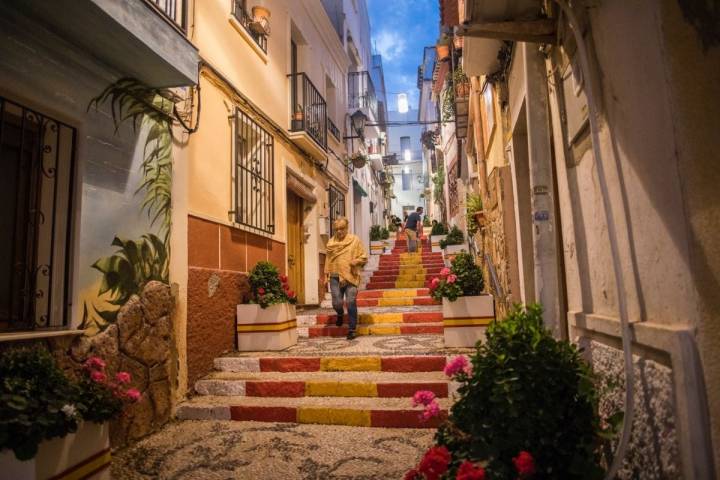 La calle Puchalt del centro histórico de Calpe, Alicante.