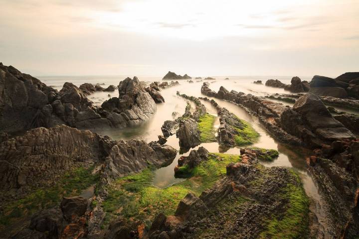 Las escarpadas playas de Barrika. Foto: shutterstock.