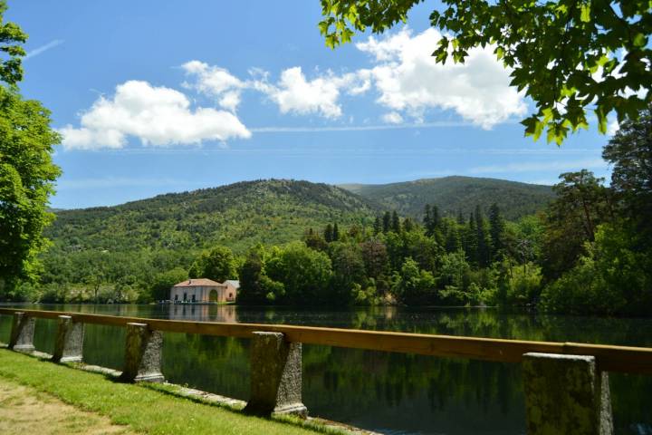 Junto al Palacio de la Granja de San Ildefonso, se halla este apacible embalse. Foto: Shutterstock