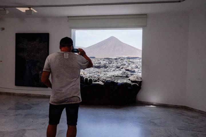 Las ventanas de la casa de Tahíche se abren a un mar de lava.