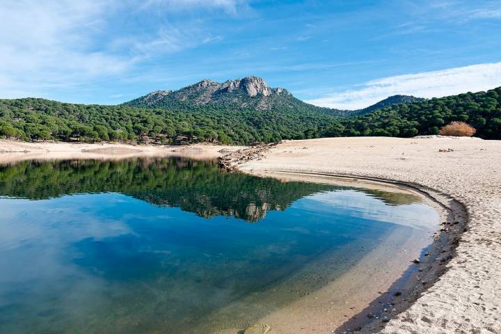 El pantano de San Juan esconde bajo sus aguas los restos de una ermita. Foto: Shutterstock