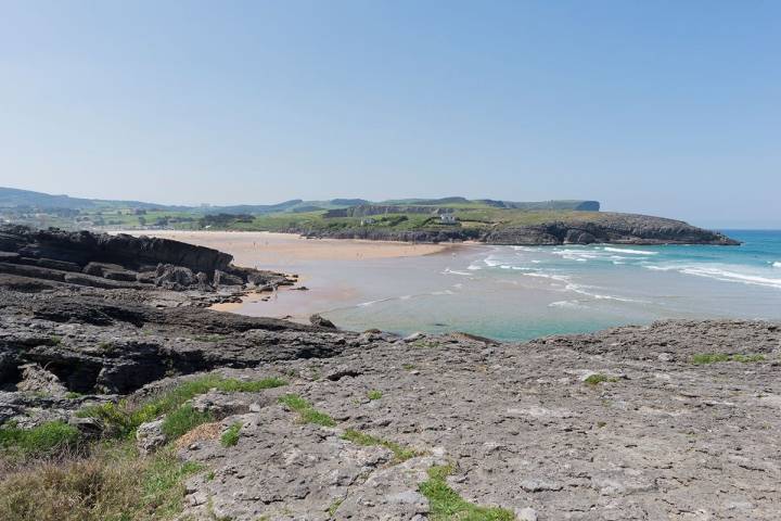 La playa de Cuberris es pequeña, pero una joya cántabra. Foto: Shutterstock