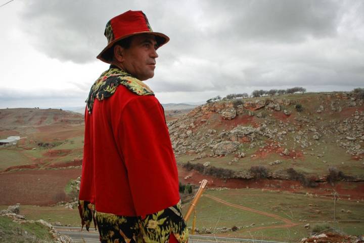 El animero mayor, con su bastón de mando cedido por el alcalde. Foto: Manuel Ruiz Toribio.