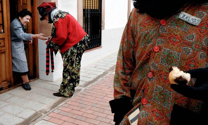 El donativo para las ánimas se mete en un gran calcetín. Foto: Manuel Ruiz Toribio.