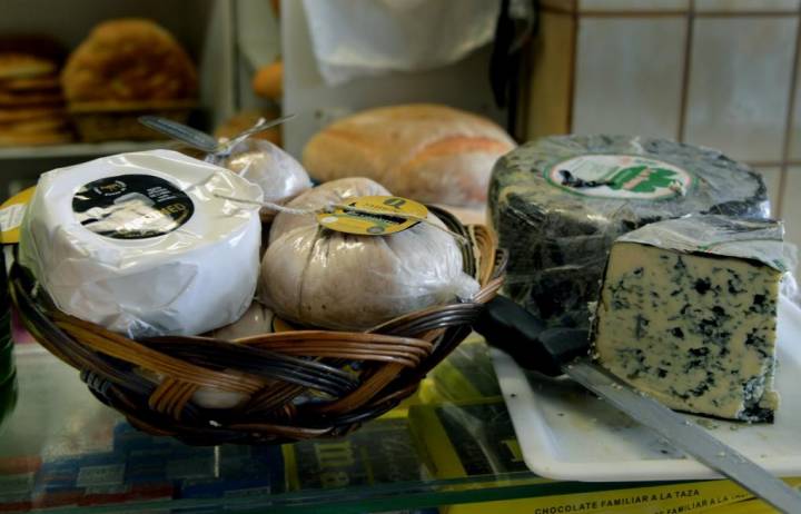 Este es el premio tras un día de excursión andando o en bici: un delicioso pedazo de queso artesano.