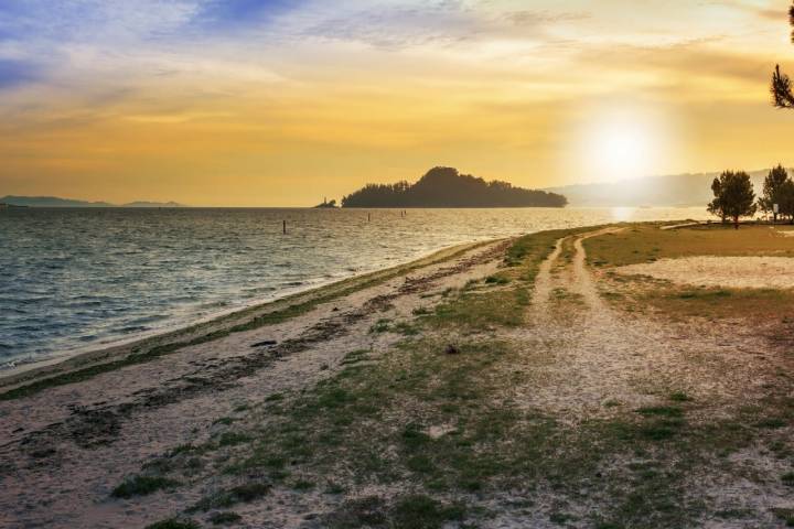 Atardecer en la playa de Lourido con la Isla de Tambo al fondo. Foto: shutterstock.