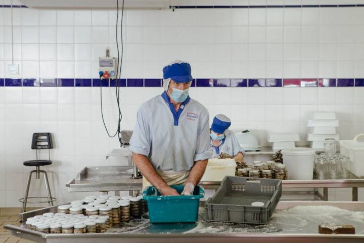 Anchoas de L'Escala: hombres en las conserveras