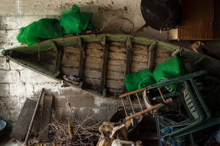 Las barcas de madera que recorren el río en busca de buena pesca.