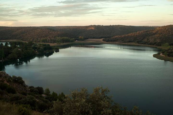 La laguna del Rey en Ciudad Real, la más grande, es un buen lugar para deportes acuáticos. | Manuel Ruiz Toribio.