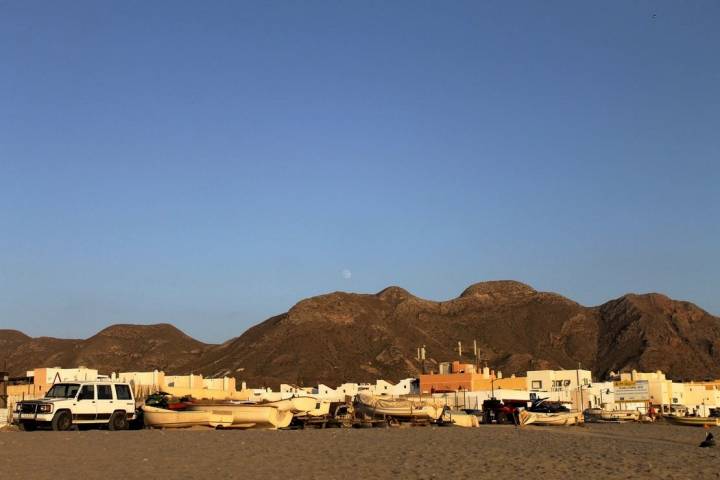 La Antigua Carretera del Faro del cabo de Gata conduce hasta la playa de La Fabriquilla.