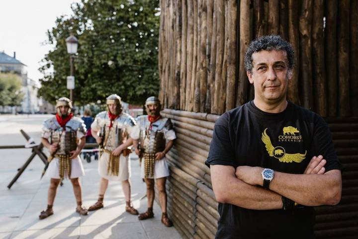 Miguel Alvelo, presidente de la Cohors, cuadra a sus tres legionarios.