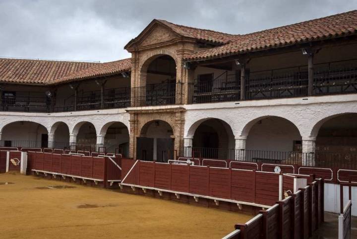 Reconvertida en una zona de restauración, la plaza de toros llegó a albergar viviendas.