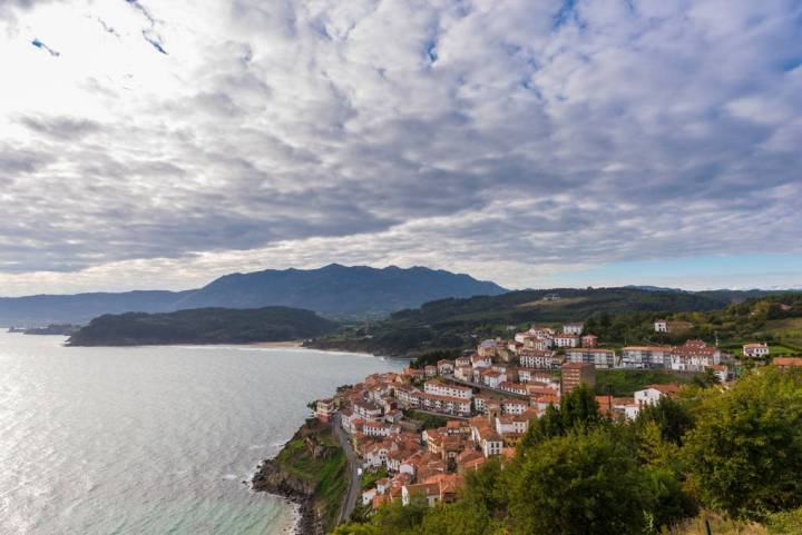 Y tras el mar, los Picos de Europa. Foto: shutterstock.com