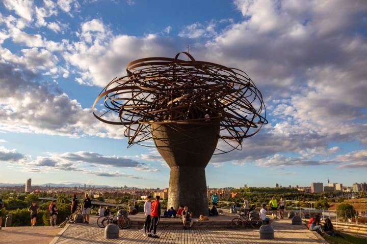 'La Dama del Manzanares' se eleva sobre una plataforma piramidal de 21 metros.