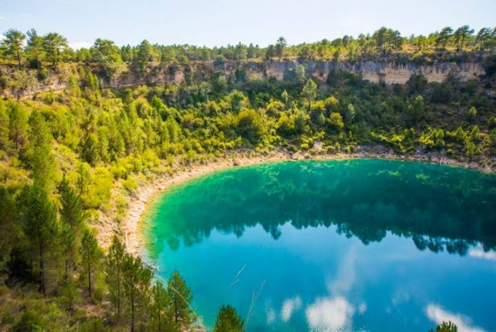 La Laguna del Tejo es, con sus vivos colores, todo un espectáculo a la vista. Foto: Agefotostock.