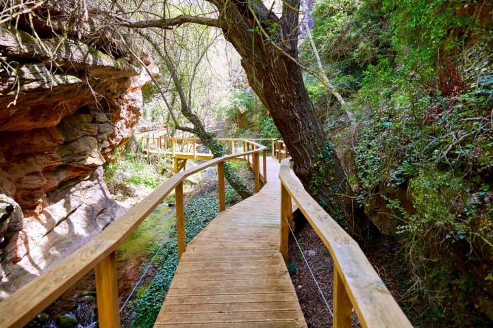 En Villar del Humo, un agradable sendero te lleva a unas cuevas con pinturas rupestres. Foto: Agefotostock.