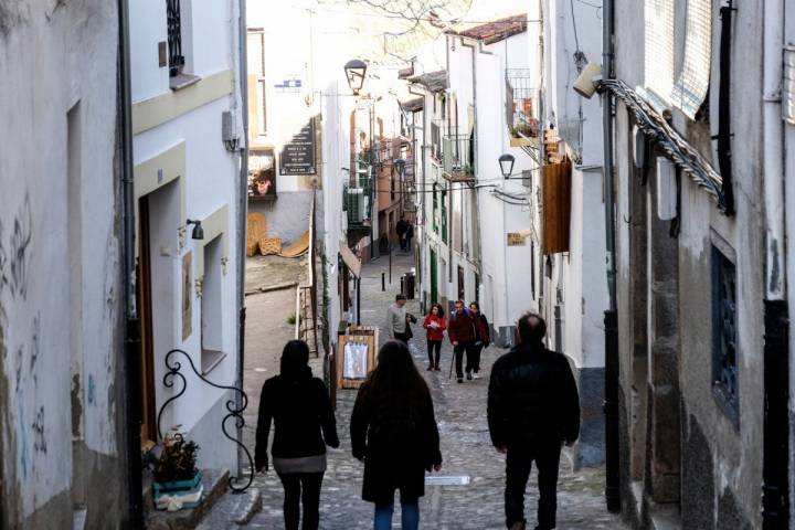 Calle Abajo en la judería, una de las más transitadas del barrio.