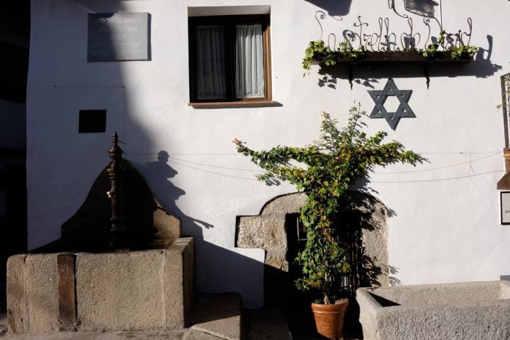 Calle de la Amistad Judeo-Cristiana.