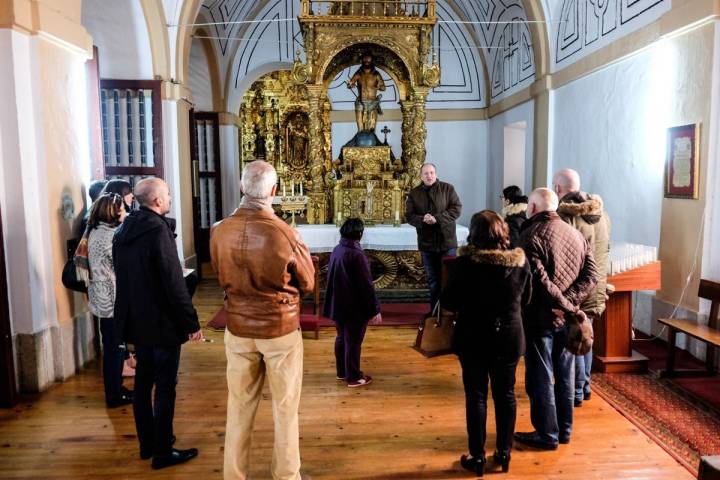 Sebastián Neila revelando los misterios de la iglesia de San Juan Bautista.