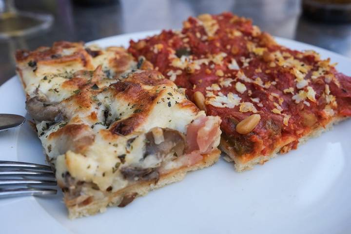 Coca de tomate y coca de champiñones y jamón de la pastelería Granell.