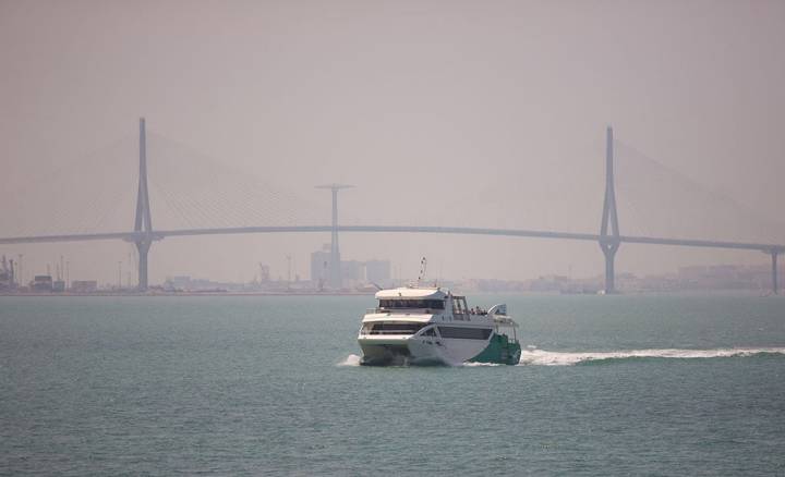 El Catamarán, con el puente de la Constitución de 1812 en el horizonte.