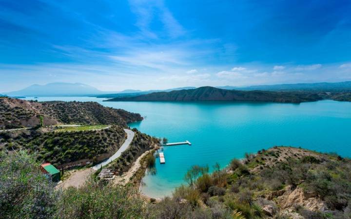 Vistas del embalse de Negratín, en Granada. Foto: shutterstock.