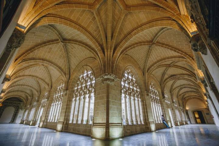 Las arquerías góticas del interior del Claustro de Santo Domingo. Foto: Javier Sierra.