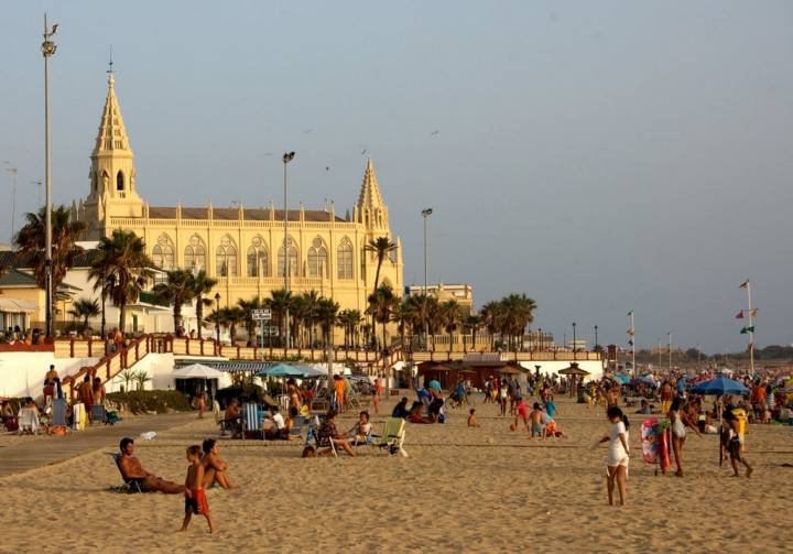 El santuario de Regla casi al borde del mar. Foto: Emilio del Prado (con Creative Commons).