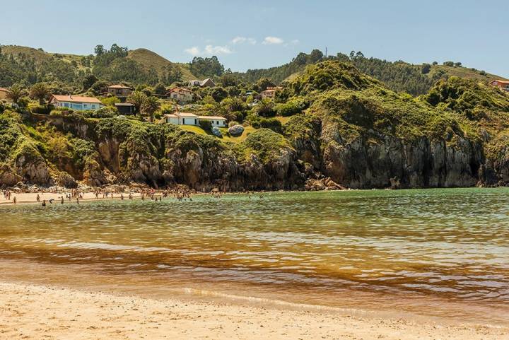 Aprovecha para acceder a las Lastras de Pechón cuando hay marea baja en la playa de Amio. Foto: Shutterstock.