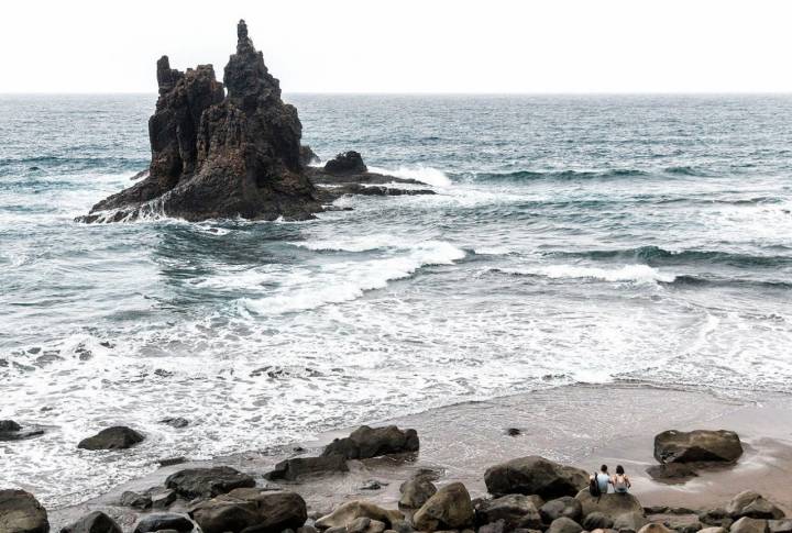 Los espectaculares roques que sobresalen al borde de la orilla.