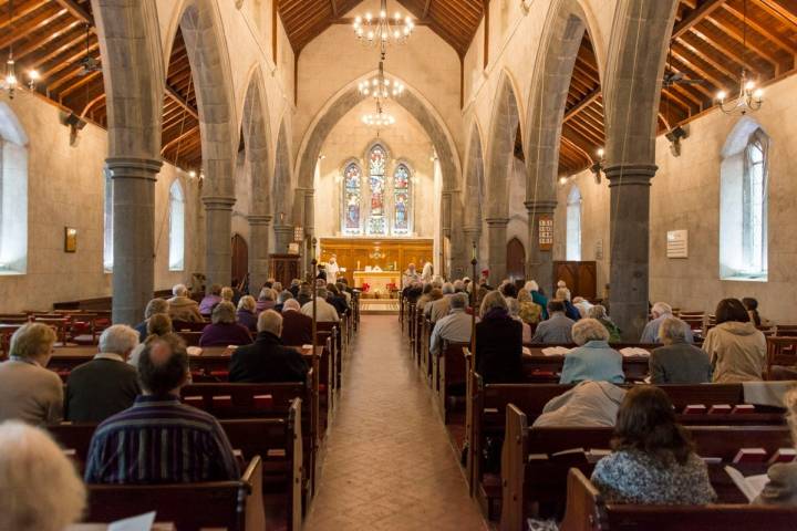 La iglesia es lugar de encuentro religioso y además a sus puertas se organiza un mercadillo.