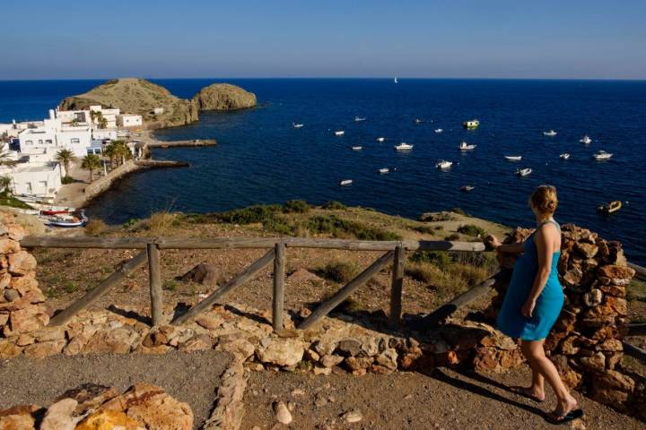 Las pequeñas barcas salpican la perspectiva desde el Mirador de la Isleta del Moro.