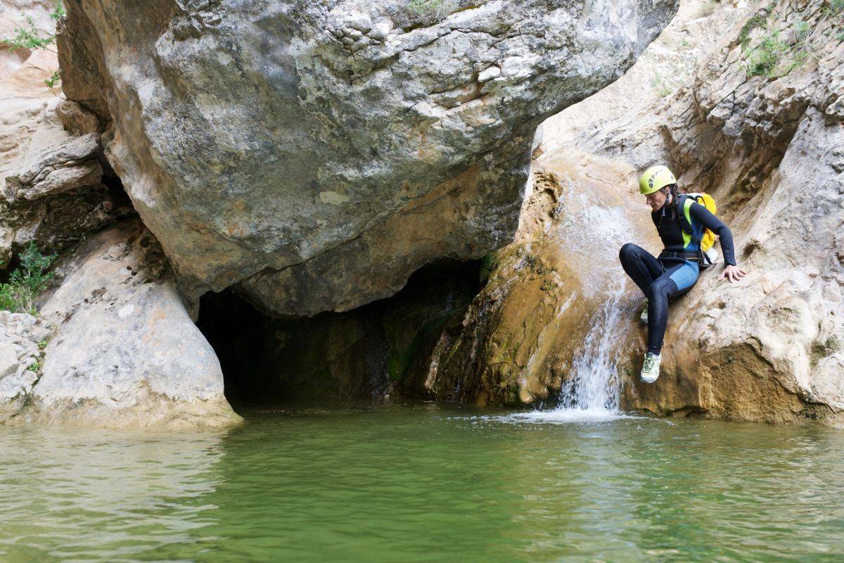 En Alquézar, puedes recorrer sus famosas pasarelas o bañarte en alguna de sus pozas. Foto: Shutterstock