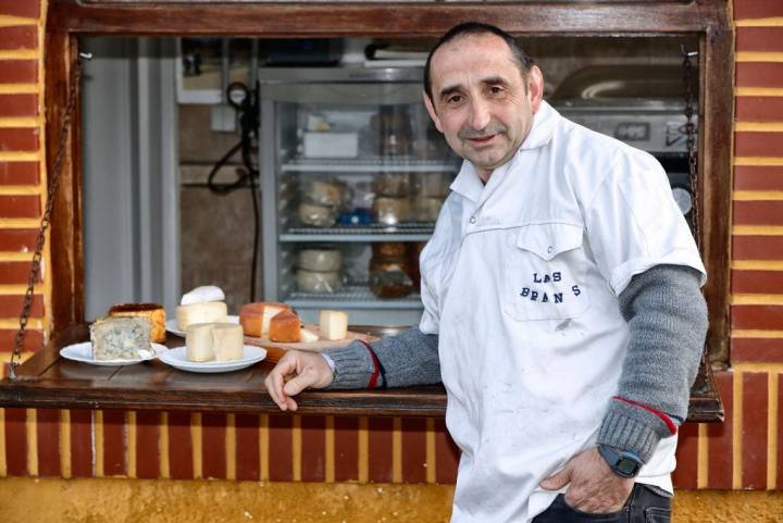 Pedro Velardes, el hombre 'cheese', junto a su quesería de Pendes. Foto: Roberto Ranero.