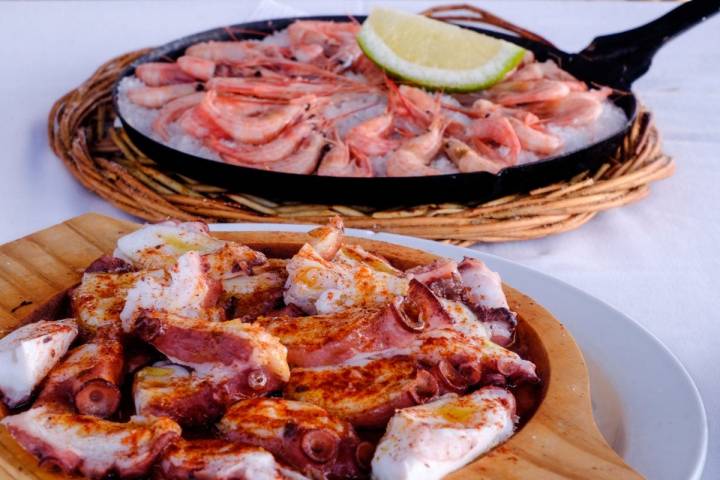 Al escritor y su mujer les gustaba El Golfo. En el restaurante 'La Lapa' se pueden seguir sus pasos con mariscos y pescados.