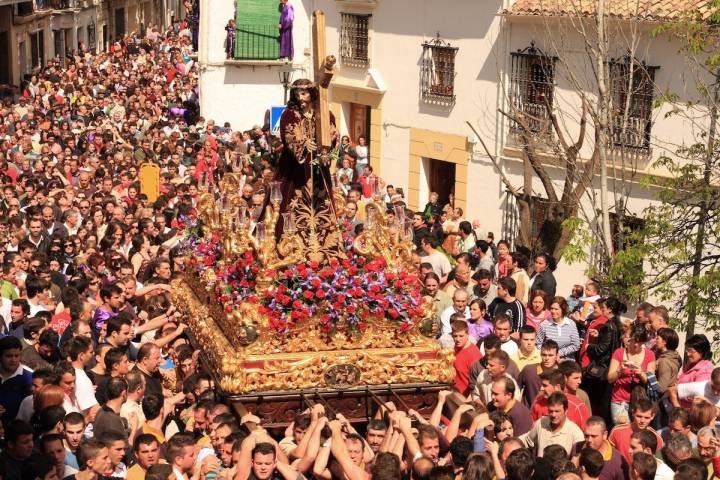 El Nazareno por las calles del pueblo. Foto: Turismo de Priego.