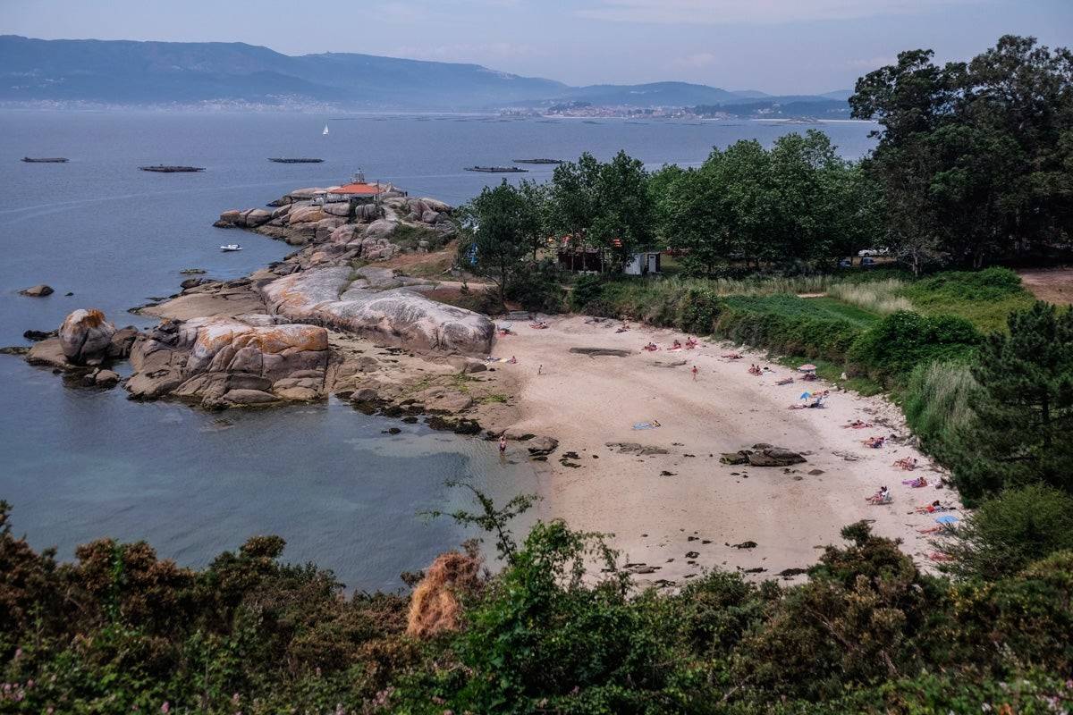 Un faro con sabor a mar en un paisaje de bateas