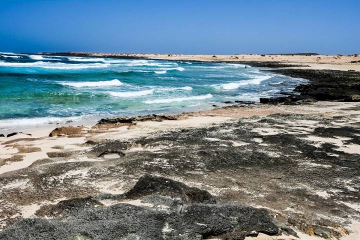 Los colores de la Playa del Ámbar hipnotizan al visitante.