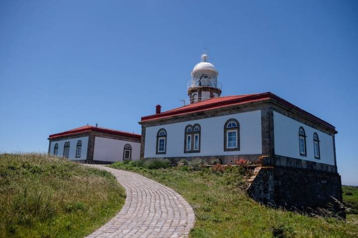 El faro de la isla solo se puede visitar por fuera porque dentro aún vive el farero.