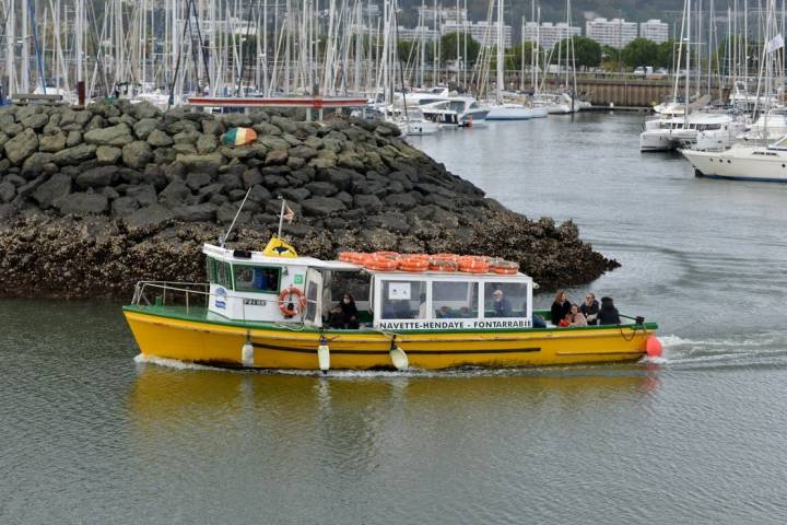 barco en bahía txingudi