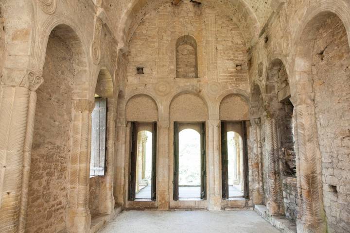 Los medallones encima de cada arco justifican, en palabras de Nooteboom la "elegancia ligera y extrema" del templo.